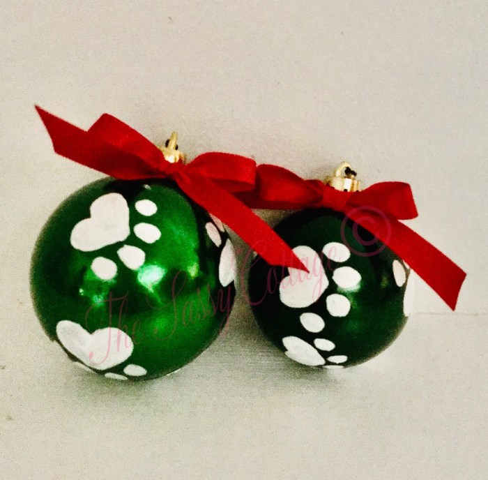 Paw print christmas decoration